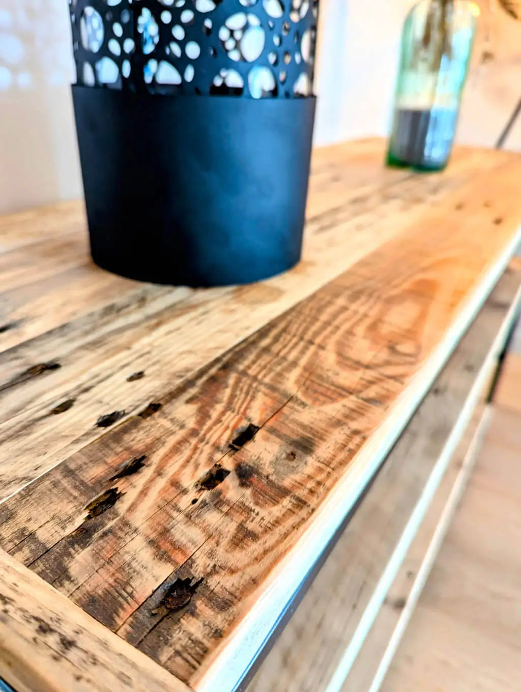Gros plan sur le plateau en bois recyclé de l'étagère Louise, mettant en valeur les détails du bois vieilli et la texture naturelle.